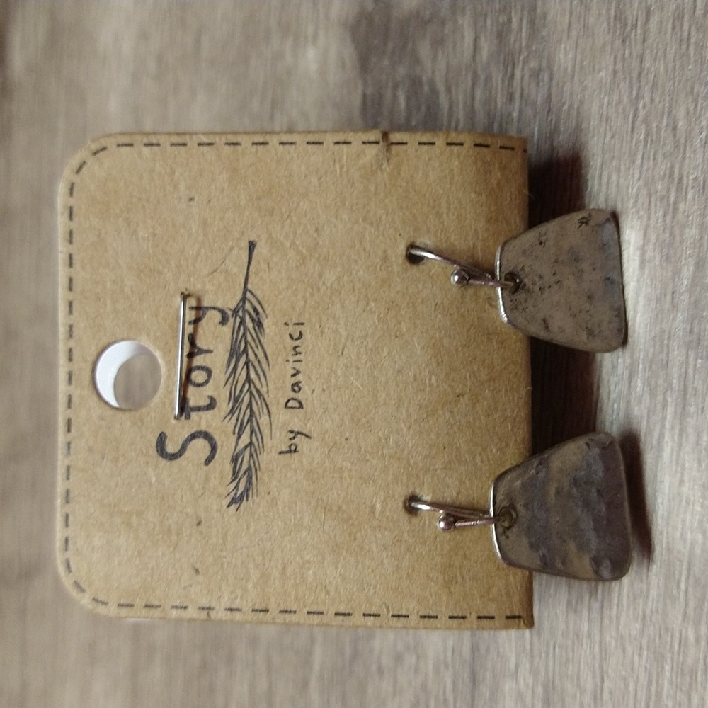 NWT Story by Davinci Reversible Silvertone Earrings. Hammered or Pattern Design